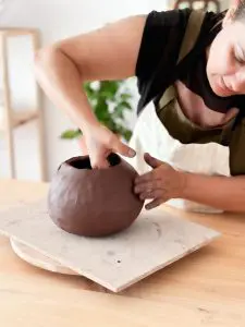 Creación de cerámica artesanal